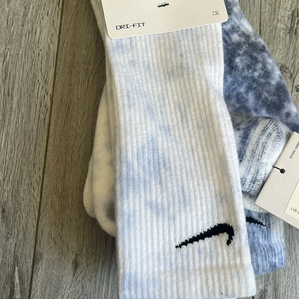 New!! Nike Dri-FIT Blue and White Crew Socks_3
